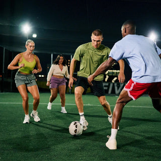 Gruppe spielt Fußball