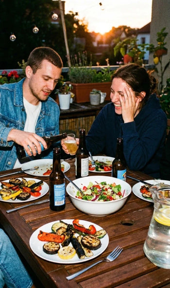 Grillen ohne Bauchgrummeln: Warum dein Darm bei Bratwurst, Bier und Kartoffelsalat streikt