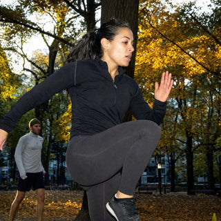 Energiegeladenes Outdoor-Workout im Park.