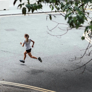 MSM Frau joggt auf Straße