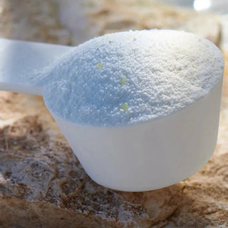 Magnesium Pulver in einem Löffel, weiß