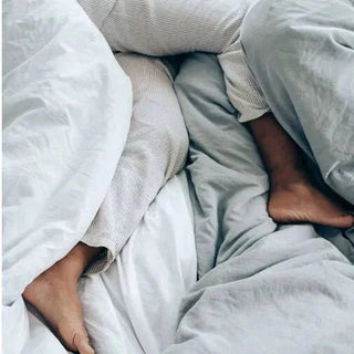 Beine im Bett