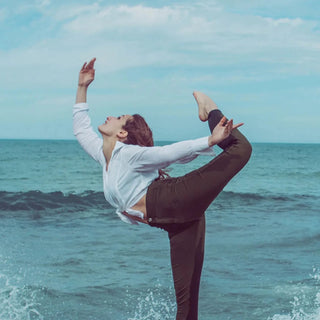 Frau streckt sich am Meer