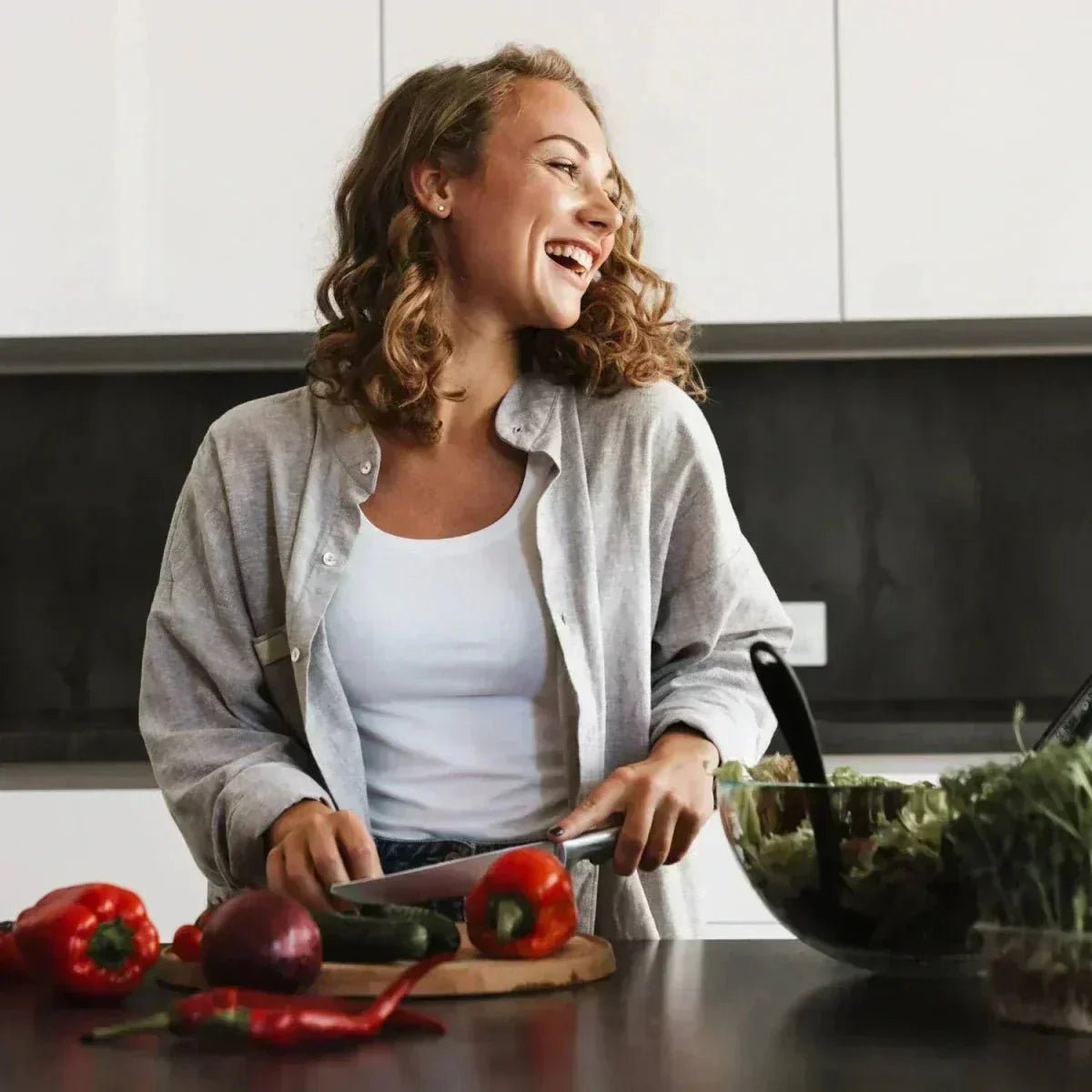 vegane Frau schneidet Paprikas
