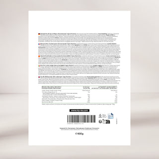 Auf der Rückseite eines verpackten Lebensmittels befinden sich mehrsprachige Anweisungen, Nährwertangaben, ein Strichcode und verschiedene Zertifizierungslogos.