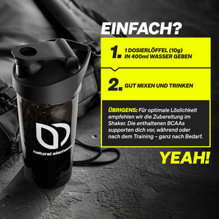 Eine schwarze Shaker-Flasche mit "natural elements"-Logo wird neben der Anleitung zum Mischen eines Nahrungsergänzungspulvers mit Wasser, Schütteln und Trinken gezeigt. Der Text hebt die Einfachheit der Zubereitung hervor.