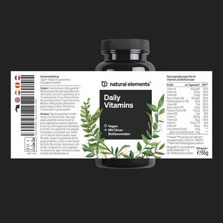 Ein Behälter mit Natural Elements Daily Vitamins mit einem weißen Etikett mit grünen Blättern, Dosierungsinformationen, Zutaten und Nährwertangaben in deutscher Sprache.