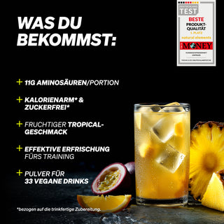 Ein Glas eisgekühltes Tropengetränk, eine Ananas und eine Schaufel gelbes Pulver mit deutschem Text, der die Produktvorteile auflistet.