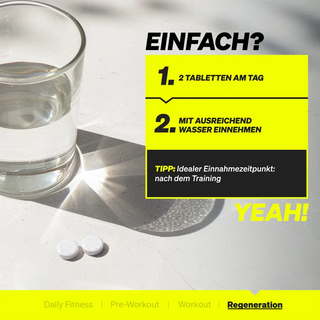 Ein Glas Wasser und zwei weiße Tabletten auf einem Tisch mit der Anweisung, täglich zwei Tabletten mit ausreichend Wasser einzunehmen, idealerweise nach dem Training.