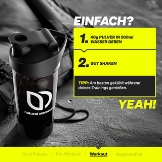 Auf einer Sporttasche steht eine schwarze Shaker-Flasche mit der Aufschrift „Natural Elements“. Daneben ist auf Deutsch eine Anleitung zum Mischen von Pre-Workout-Pulver und Wasser angebracht.