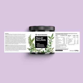 Ein schwarzes Glas Flora-21 Berry Biotic von Natural Elements auf hellviolettem Hintergrund, mit einem weißen Etikett mit grünen botanischen Illustrationen und Produktinformationen.