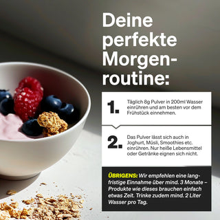 Eine Schüssel mit Joghurt, Müsli und Beeren steht auf einem weißen Tisch neben einer gedruckten Anleitung für eine Morgenroutine in deutscher Sprache.