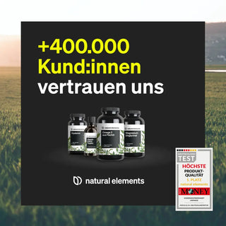Ausgestellt sind fünf Flaschen mit Nahrungsergänzungsmitteln aus natürlichen Inhaltsstoffen. Neben dem Text, der besagt, dass über 400.000 Kunden der Marke vertrauen, ist auch ein Auszeichnungsabzeichen für höchste Produktqualität angebracht.