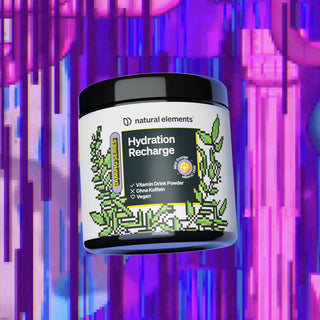 Ein Behälter mit dem Vitamin-Getränkepulver „Hydration Recharge“ von Natural Elements wird mit einem pixeligen Pflanzendesign vor einem farbenfrohen, abstrakten digitalen Hintergrund angezeigt.