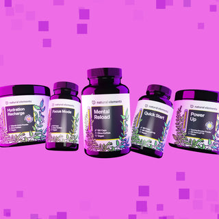Vor einem rosa Hintergrund werden fünf Flaschen mit Nahrungsergänzungsmitteln von Natural Elements präsentiert, jede mit unterschiedlichen Namen beschriftet, beispielsweise „Hydration Recharge“, „Focus Mode“, „Mental Reload“, „Quick Start“ und „Power Up“.