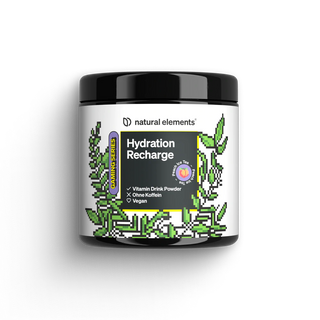 Ein weißes Glas mit der Aufschrift "Hydration Recharge" von natural elements, mit einem verpixelten grünen Pflanzendesign und den Produktangaben, dass es vegan, koffeinfrei und ein Vitamingetränkepulver ist.