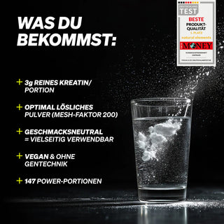 Ein Glas Wasser, in dem sich Kreatinpulver auflöst, begleitet von einem Text, der die Eigenschaften des Produkts auflistet, einschließlich Reinheit, Löslichkeit, Neutralität, Veganer-Status und Portionsgröße.