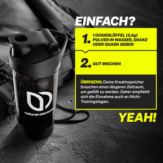Eine schwarze Shaker-Flasche mit der Aufschrift "natural elements" steht auf einer Sporttasche. Der Text erklärt, wie das Kreatinpulver gemischt wird, und hebt die empfohlene tägliche Anwendung hervor.