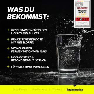 Ein Glas Wasser mit einem Löffel Pulver neben einem PET-Behälter mit einer Auflistung der Merkmale eines veganen, geschmacksneutralen L-Glutamin-Pulverzusatzes.