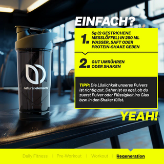 Ein Proteinshaker mit dem Logo "natural elements" steht auf einer Fitnessbank. Der Text gibt Mischanweisungen für Proteinpulver und hebt die Vorteile für Regeneration, Fitness und Training hervor.
