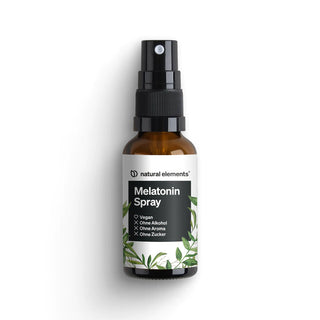 Eine braune Glasflasche mit der Aufschrift „Melatonin Spray“ und schwarzem Sprühverschluss, auf der Symbole und deutscher Text darauf hinweisen, dass das Produkt vegan, alkoholfrei, aromafrei und zuckerfrei ist.