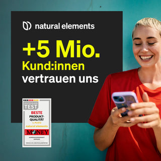 Lächelnde Person im roten Hemd schaut auf ein Telefon; der Text lautet "+5 Mio. Kund:innen vertrauen uns" mit einem Deutschland Test Preis.