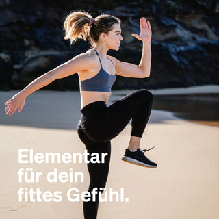 Eine Frau in Sportkleidung trainiert und bewegt sich mit Energie. Der Text auf Deutsch lautet: "Elementar für dein fittes Gefühl.