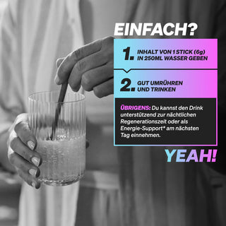 Eine Person rührt den Inhalt eines Getränkepulversticks in ein Glas Wasser; Anweisungen und Tipps zur Zubereitung sind auf dem Bild zu sehen.