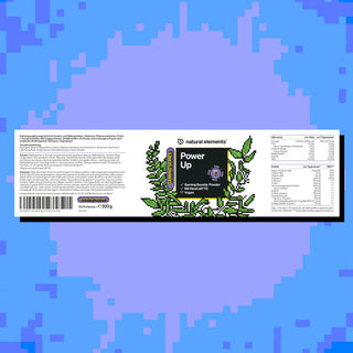 Ein Produktetikett für "Power Up" Gaming-Booster-Pulver von Natural Elements, das Pixel-Pflanzen auf einem blauen Pixel-Hintergrund zeigt und Nährwertangaben und Inhaltsstoffe aufführt.