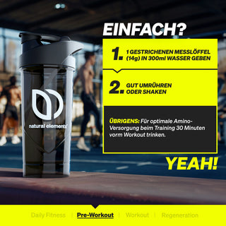 Eine Shakerflasche mit dem "natural elements"-Logo steht auf einer Fitnessstudiofläche. Der Text erklärt, wie man ein Pre-Workout-Pulver mit Wasser mischt und schüttelt, bevor man es 30 Minuten vor dem Training trinkt.