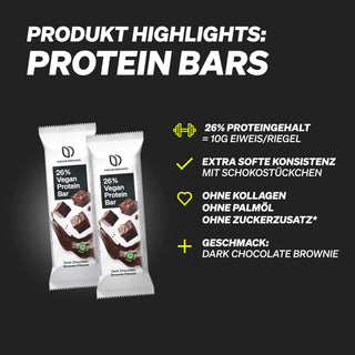 Zwei 26% vegane Protein-Riegel, dunkler Schokoladen-Brownie-Geschmack, hoher Proteinanteil, weiche Textur. Deutscher Text hebt Merkmale hervor.