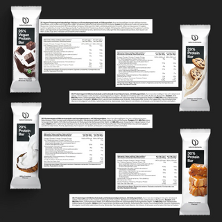 Vier verschiedene Proteinriegelpackungen werden vertikal angezeigt, wobei die jeweiligen Nährwerttabellen neben jedem Produkt auf schwarzem Hintergrund angezeigt werden.