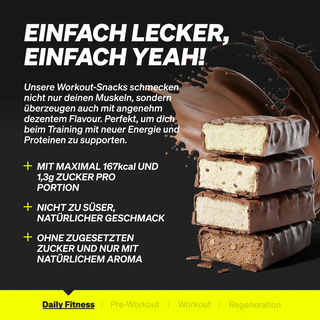 Drei schokoladenüberzogene Eiweißriegel sind übereinander gestapelt, mit einem Hintergrund aus Schokoladenspritzern und einem deutschen Text, der ihre ernährungsphysiologischen Vorteile beschreibt.
