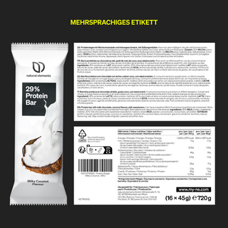 Ein Milky Coconut 29 % Proteinriegel von Natural Elements mit Verpackung und mehrsprachigem Nährwertkennzeichen nebeneinander auf schwarzem Hintergrund.