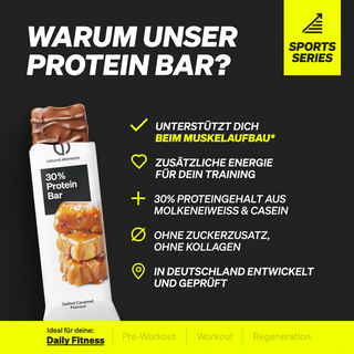 Neben einem Proteinriegel mit Karamell und Schokolade wird ein Text angezeigt, der seine Vorteile hervorhebt, wie Muskelunterstützung, Energie fürs Training, hoher Proteingehalt, kein Zuckerzusatz und deutsche Qualitätsprüfung.