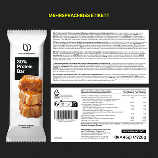 Verpackung eines 30%igen Proteinriegels mit Salzkaramellgeschmack und mehrsprachigen Nährwertangaben und Zutaten, die auf einem weißen Etikett neben dem Riegel aufgeführt sind.