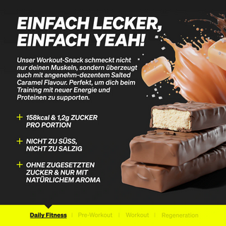 Abgebildet ist ein schokoladenüberzogener Proteinriegel mit Karamellspritzern im Hintergrund. Der Text hebt den niedrigen Zuckergehalt, das natürliche Aroma und die Eignung als Trainingssnack hervor.