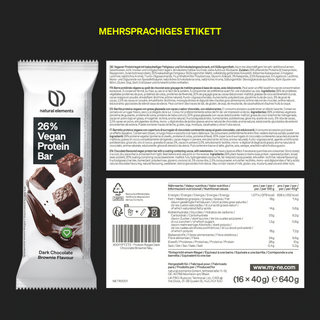 Ein 26 % veganer Proteinriegel (Geschmack: Dunkle Schokolade, Brownie) von Natural Elements wird neben seinen mehrsprachigen Zutaten, Nährwertangaben und Produktdetails auf schwarzem Hintergrund angezeigt.