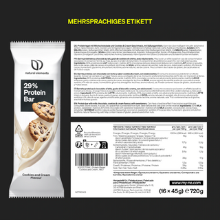 Ein 29-prozentiger Proteinriegel in der Geschmacksrichtung Cookies and Cream ist neben dem mehrsprachigen Verpackungsetikett abgebildet, auf dem die Zutaten, Nährwerte und Herstellerinformationen aufgeführt sind.