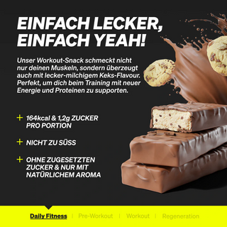 Abgebildet sind zwei schokoladenüberzogene Snackriegel mit cremig-knuspriger Innenseite und einem Text, der ihren geringen Zuckergehalt und ihre Eignung als Workout-Snack beschreibt.