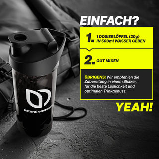 Eine schwarze Shaker-Flasche mit dem "natural elements"-Logo steht auf einer dunklen Fläche neben einem Beutel. Die Anweisungen zum Mischen des Pulvers mit Wasser sind in gelber Schrift daneben hervorgehoben.