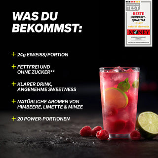 Ein Glas mit rosa Getränk mit Eis, Himbeeren, Limette und Minze auf einer dunklen Oberfläche. Der Text hebt die Produktvorteile wie hoher Proteingehalt, kein Fett oder Zucker und natürliche Aromen hervor.