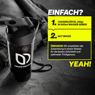 Eine Schüttelflasche mit der Aufschrift "natural elements" steht auf einer schwarzen Fläche. Neben der Flasche ist eine Anleitung zum Mischen eines Ergänzungspulvers in Wasser in deutscher Sprache abgebildet.