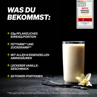 Ein Glas Vanille-Proteinshake steht auf einer dunklen Fläche mit einer Vanilleblüte und -schote daneben. Der Text hebt die Hauptmerkmale und den Nährwert des Produkts in deutscher Sprache hervor.