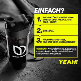 Eine schwarze Shaker-Flasche mit dem Logo von "natural elements" steht vor der Anleitung, wie man das Pulver mit Wasser oder Pflanzenmilch mischt, gut schüttelt und in Smoothies oder Joghurt verwendet.
