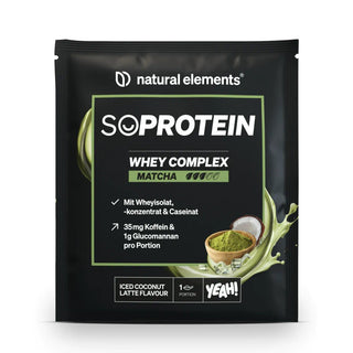 Schwarze Verpackung „NATURAL ELEMENTS SoProtein Whey Complex Matcha“ mit dem Geschmack „Iced Coconut Latte“, Abbildungen der Zutaten und wichtigen Produktinformationen auf Deutsch auf der Vorderseite.