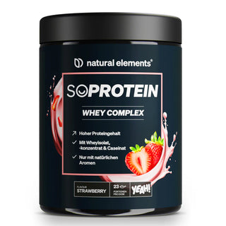 Ein schwarzer Behälter mit Natural Elements SO PROTEIN Whey Complex, Erdbeergeschmack, mit einer Erdbeerspritzergrafik und Produktinformationen in deutscher Sprache auf dem Etikett.