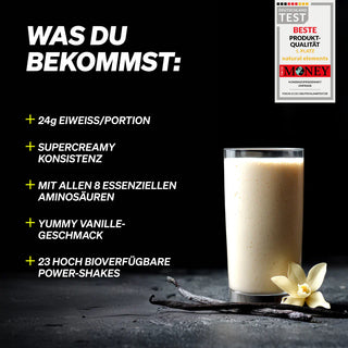 Ein Glas Vanille-Proteinshake steht neben Vanilleblüten und -schoten, links sind Produktvorteile auf Deutsch aufgeführt.