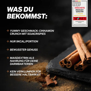 Zimtstangen auf einer dunklen Oberfläche mit einer deutschen Textliste, die Produktmerkmale wie Geschmack, wenig Kalorien, Vorteile für die Darmgesundheit und verbesserte Haltbarkeit hervorhebt.