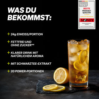 Ein Glas Eistee mit Zitronenscheiben steht auf einer dunklen Fläche. Der Text hebt die Merkmale des Produkts hervor, darunter Proteingehalt, kein Fett oder Zucker, natürliches Aroma, Schwarztee-Extrakt und 20 Portionen.